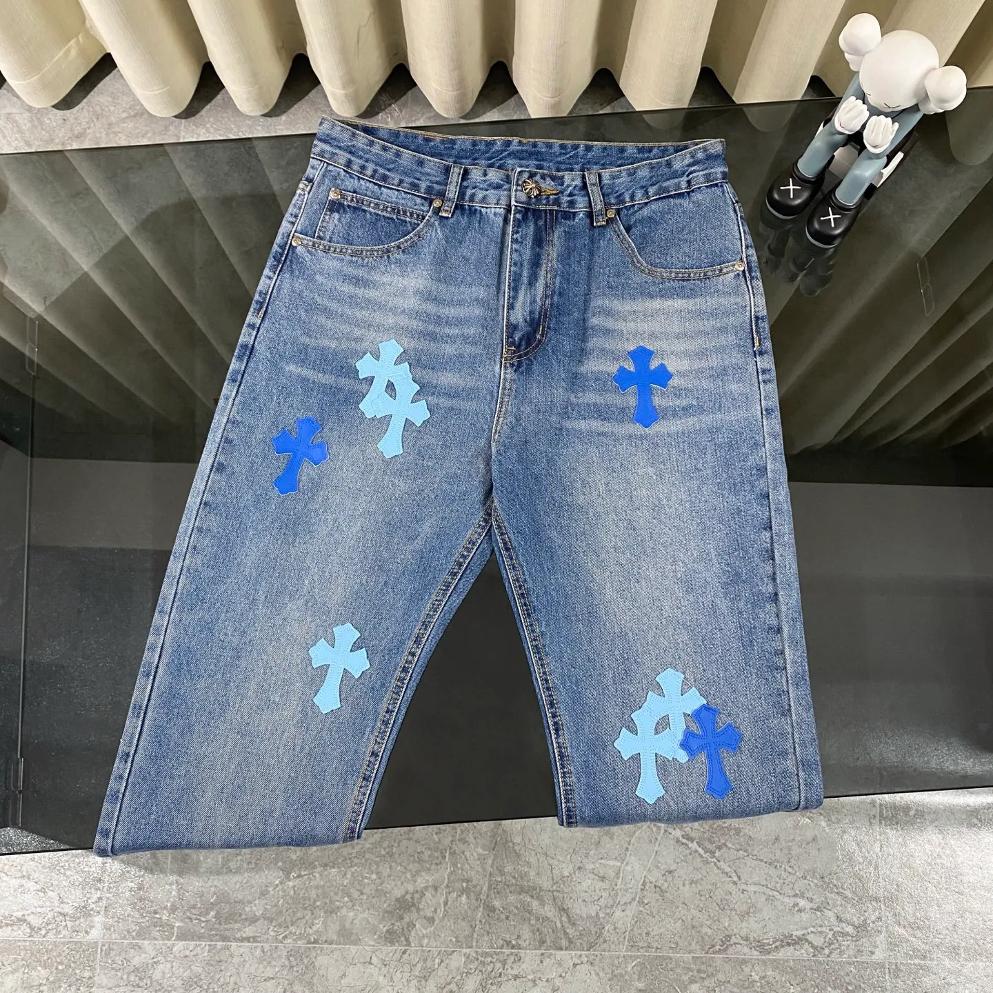 P220 chrome hearts 2025 new double blue cross patchwork leather jeans vi Top heavy industry fashionable design] Consistent high street luxury style creation. Speaking of this style, the Zangyin family and GU family are definitely the leading representative brands. Especially the Zangyin family has really achieved a state-of-the-art effect in creating high street style. The unique washed material is used to create this style. The color system is quite eye-catching. After it is decorated with patchwork cross flowers, it cleverly highlights the charm of the brand. Secondly, this style uses classic The classic high-waist cutting design highlights the long legs and fashionable temperament of the upper body. The brand is highly recognizable and the slim fit configuration is more suitable for daily wear. It is a product that interprets personality, fashion, and specifications at a glance. This single product is enough to make any fan excited. It can be a white T-shirt for youthful preppy style, or a tight suspender for lady style. It has strong matching ability and can be easily controlled by men.  [Materials and craftsmanship] Needless to say, this point goes without saying. As an excellent craftsman brand, Zangyin’s requirements for details and craftsmanship are really perfect. The washed color of this model has gone through so many processes, not to mention the embellishment of denim appliques. It is also purely hand-made and sewn. Just like what they believe in, only hand-made things have soul and have the meaning of wear. A top-notch heavy-duty fashionable denim item, I look forward to your perfect interpretation! !  Size:28-34